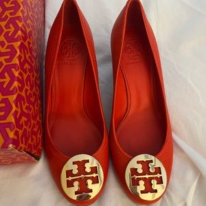 TORY BURCH WEDGES SIZE 9 EUC orange/coral